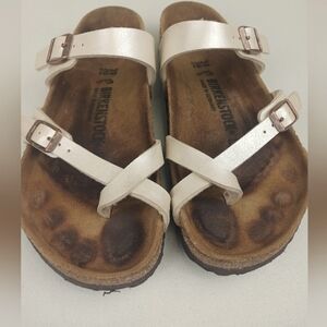 BIRKENSTOCK woman's pearlized tan faux leather loop toe sandals Size US 8.5